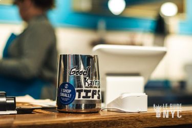 Une tip jar à la caisse, laissez un petit quelque chose, ça fera plaisir !
