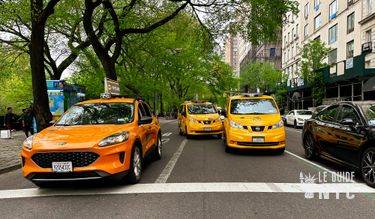 Les fameux taxis jaunes de NY. Comptez 10%-15% de tips pour la course