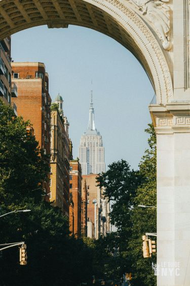 L'Empire State Building dans l'arche du Washington Square Park 
