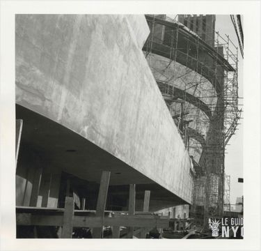 Façade du musée Guggenheim, avant son revêtement. William H. Short