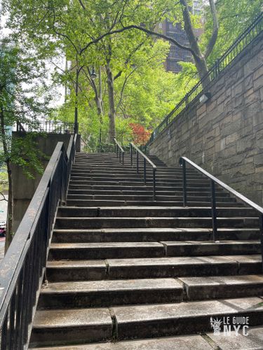 Escalier pour accéder au Tudor City Overpass