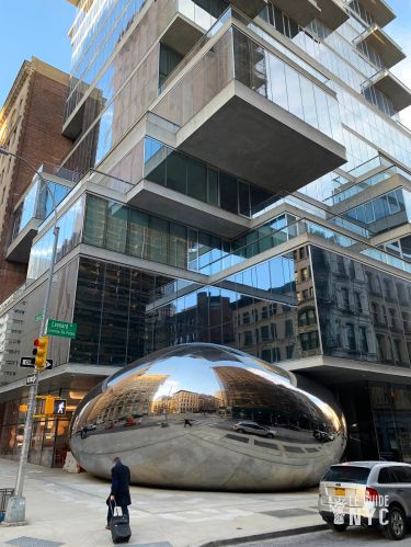 Entre lignes droites et rondeur, The Bean étincelle à TriBeCa ! 