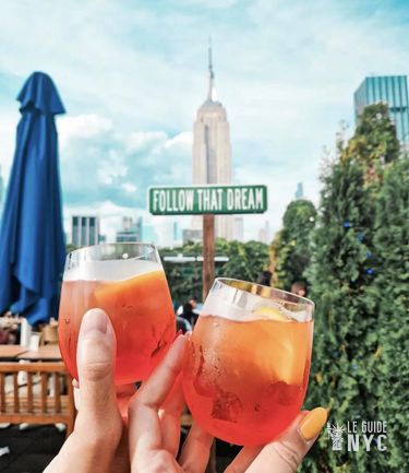 Cocktail avec vue au 230 Fifth Rooftop