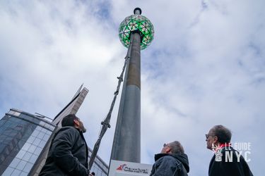 La boule de Times Square en vert, en haut de son mat. Crédit photo : Times Square Alliance