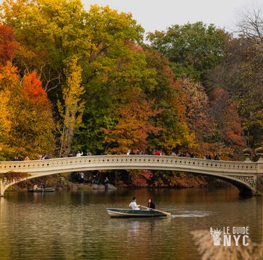 Balade en barque sur The Lake. Central Park, New York