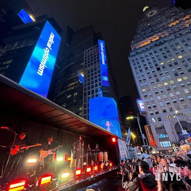 Dua Lipa en concert surprise à Times Square. Crédit Instagram DuaLipa