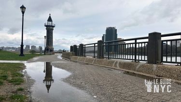 Jouer avec les flaques d'eau et le phare de Roosevelt Island