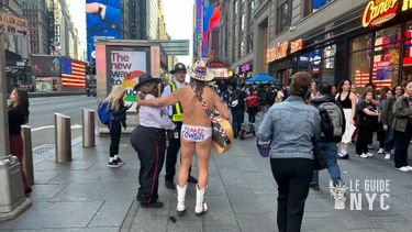 Le Naked Cowboy arpente Times Square toute l'année. 