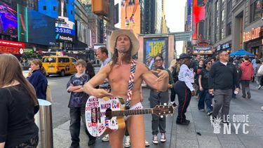 Le Naked Cow Boy prend la pose ! 