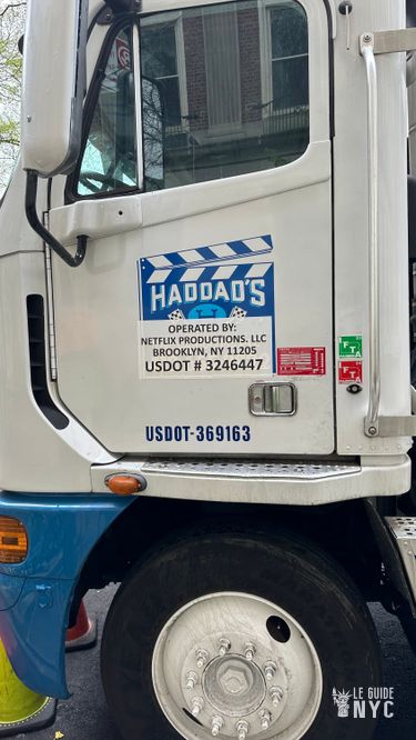 De nombreux camions de production étaient présents dans les rues de l'Upper East Side pour le tournage de Zero Day.