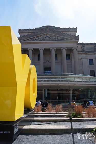 YO, devant le Brooklyn Museum