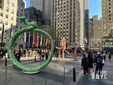Trois sculptures de John Chamberlain exposées au Rockefeller Center
