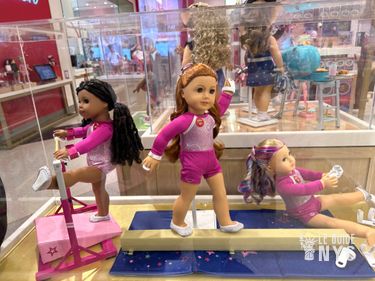 Une vitrine, une thématique. Ici, les gymnastes American Girl s'entrainent