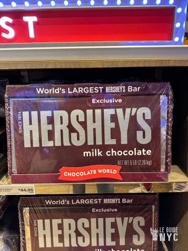Acheter la plus grande tablette de chocolat Hershey est à New York ! 