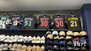 Jerseys et caps aux couleurs de votre équipe préférée disponibles chez Lids.