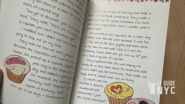 Alice, 10 ans, en immersion totale, dévore ses livres American Girl. 