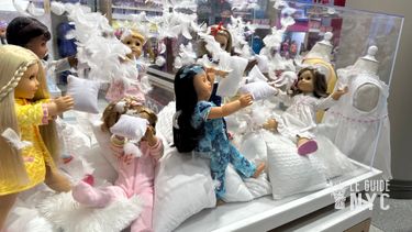 Bataille d'oreillers pour la soirée pyjama American Girl