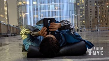 Un bénévole qui surveille les oiseaux lors de la Tribute in Light. 