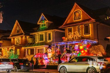 Des déco extravagantes à Dyker Heights. Crédit : GetYourGuide