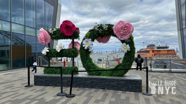 Empire Outlets à Staten Island, avec le ferry gratuit en fond