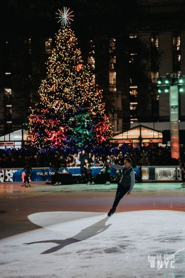 Le sapin de Bryant Park et sa patinoire. Crédit photo : Ryan Muir / Bryant Park