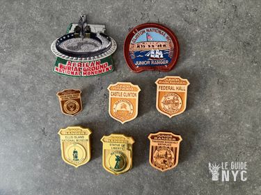Une collection de badges et d'écussons à compléter au fil des jours.