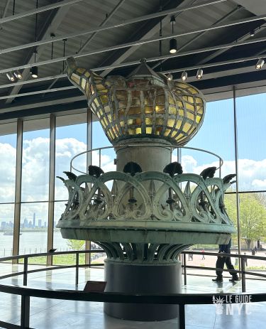 Le bureau du Ranger est juste à côté de la torche originale de la statue de la Liberté, dans le musée. 