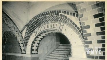 City Hall Station, station de m&eacute;tro abandonn&eacute;e depuis 1945.&nbsp; Cr&eacute;dit photo :&nbsp;<em style="margin-bottom: 0px; color: rgb(31, 31, 31); font-family: Outfit; text-align: right;">New York Transit Museum Collection</em>