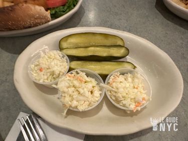 Pickles et Coleslaw offerts par la maison. La version US de la salade de bienvenue.