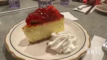 Cheesecake et coulis de fruits rouges, un incontournable new-yorkais.