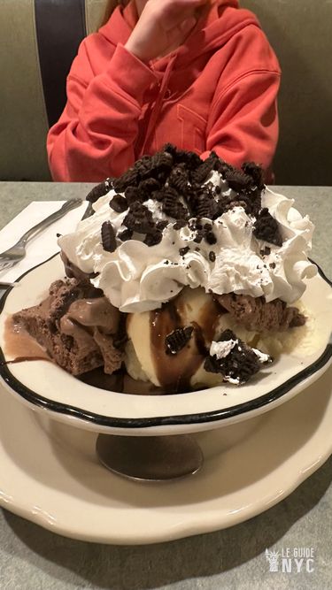 Une "petite" coupe de glace Cookie Dough, Or&eacute;o et chocolat avec sa montagne de chantilly&nbsp;