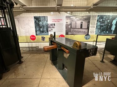 Ancien tourniquet du m&eacute;tro, 5 cents l'entr&eacute;e