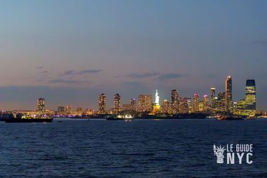 Pour peu que le ciel soit dégagé, vous pouvez avoir de superbes photos de nuit de la skyline au retour de Empire Outlets / Staten Island Ferry 