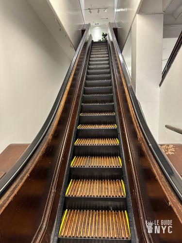 Escalators en bois, une parenth&egrave;se temporelle au coeur des grands magasins