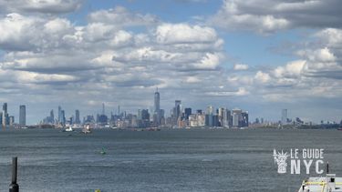 Profitez de la vue sur la skyline de Manhattan depuis l'esplanade de l'Empire Outlets
