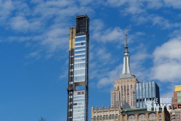 La tour du 256 Fifth Avenue en construction mais déjà bien avancée, en avril 2026