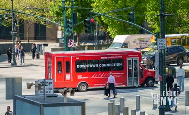 Les bus rouges Downtown Connection. Photo &copy; Mathieu LESNIAK