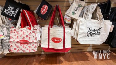 Le tote bag iconique de Strand Books Store, un signe de reconnaissance immédiat entre voyageurs