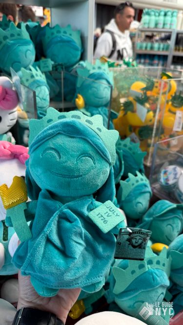 La seule, l'unique, la peluche de la statue de la liberté, disponible uniquement sur Liberty et Ellis Island. 