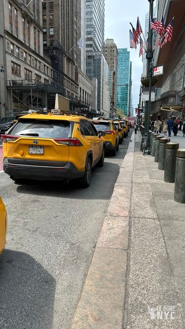 Taxis jaunes new-yorkais en enfilade