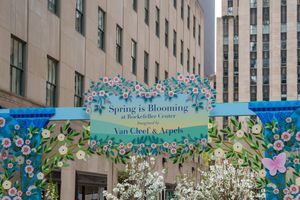 Van Cleef & Arpels transforme le Rockefeller Center en jardin fleuri